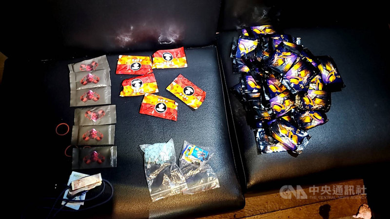 桃園檢警24日凌晨至一間外籍移工舞廳查緝,帶回3名涉嫌販毒的越南籍男子以及涉嫌施用毒品的122名舞客,並查扣多項毒品。(桃檢提供)中央社記者葉臻傳真 109年10月24日