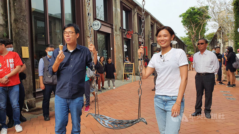 高雄市政府宣傳觀光,邀請世界球后戴資穎擔任秋冬旅遊大使,拍攝行銷影片,戴資穎(前右)24日中午與高雄市長陳其邁(前左)在駁二藝術特區走訪倉庫群,並一起品嚐冰淇淋。中央社記者洪學廣攝 109年10月24日