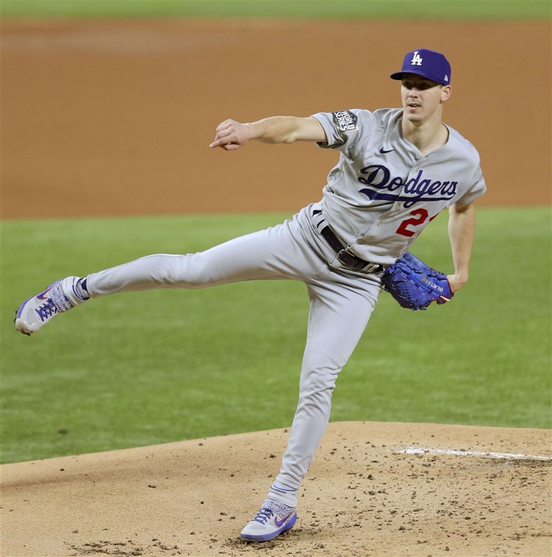 洛杉磯道奇隊26歲的年輕投手畢勒23日在世界大賽舞台改寫紀錄,成為首名只投6局就飆出10次三振的投手。(共同社)