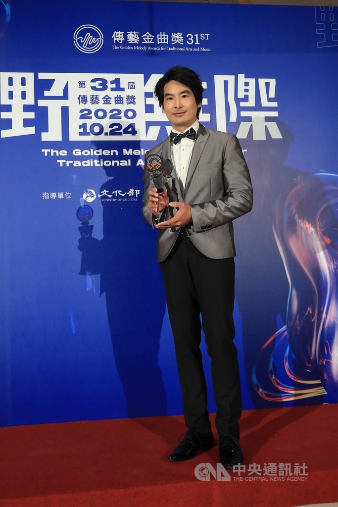 第31屆傳藝金曲獎24日晚間在台灣戲曲中心大表演廳頒獎,最佳演奏獎由吉他演奏家蘇孟風(圖)、小提琴家李宜錦獲獎。中央社記者吳家昇攝 109年10月24日