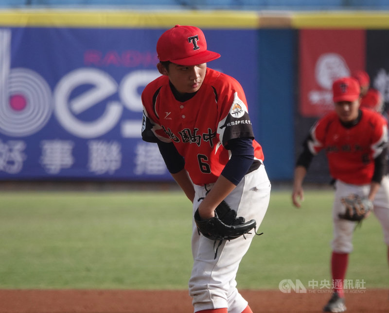 2020年第8屆黑豹旗全國高中棒球大賽24日點燃戰火,開幕戰由桃園高中強碰平鎮高中,桃中投手許凱鈞中繼投2局失4分,最後桃中以0比20、3局吞敗。中央社記者謝靜雯攝 109年10月24日