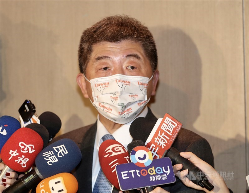 中央流行疫情指揮中心指揮官陳時中24日上午出席「2020台灣全球健康論壇」前接受媒體聯訪時表示,帛琉旅遊泡泡議題上,交通部已做了很好的準備,各單位也都準備好,但礙於帛琉檢疫措施相當嚴格,帛琉泡泡可能暫緩。中央社記者張皓安攝 109年10月24日