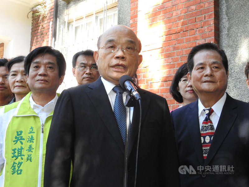 針對中共總書記習近平在抗美援朝紀念會的談話,行政院長蘇貞昌(前中)25日受訪表示,我們從不與人衝突,但我們保衛家園的決心,一定非常堅定,我們不要戰爭,但也不要用戰爭來威脅台灣人民。中央社記者王鴻國攝 109年10月25日
