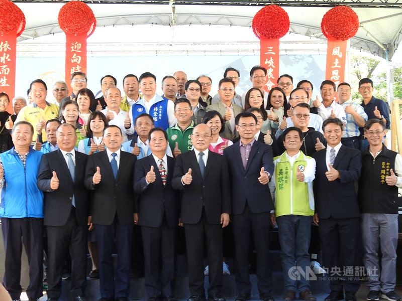 行政院長蘇貞昌(前右5)、農委會主委陳吉仲(前右4)及新北市長侯友宜(前左3)等人25日到新北市參加三峽區農會120週年慶活動,眾人開心比讚合影。中央社記者王鴻國攝 109年10月25日