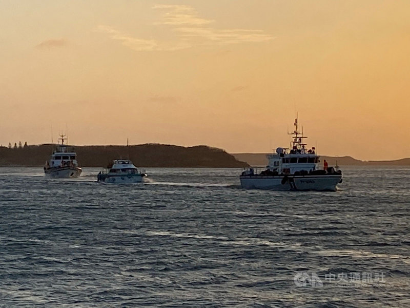 澎湖海巡隊25日下午獲報,一艘載有12人的快艇在望安海域意外失去動力,請求救援,巡防艇隨即冒著風浪前往救援,歷時2個多小時,平安將人船拖返馬公港。(澎湖海巡隊提供)中央社 109年10月25日