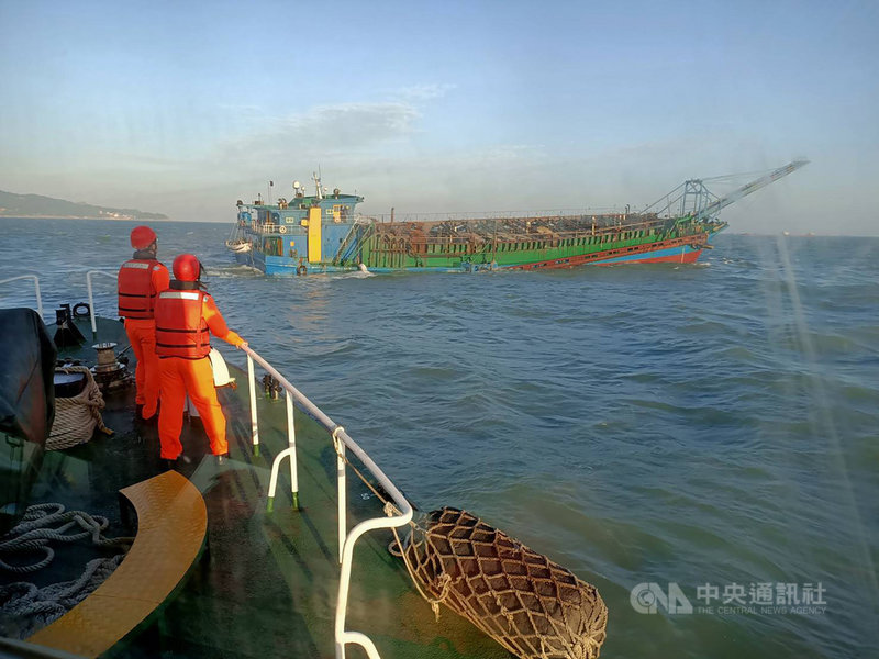 海巡署馬祖海巡隊25日表示,清晨透過近岸雷達發現有中國船隻越界狀況,立即調派南竿及莒光駐地2艘巡防艇趕往查處,並先行驅離4艘運砂船及1艘抽砂船,目前中國抽砂船均在禁限制水域外。艦隊分署隨後也緊急調派新北艦全速趕往支援取締。(海巡署提供)中央社記者黃麗芸傳真 109年10月25日
