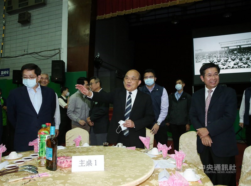行政院長蘇貞昌(前中)、教育部長潘文忠(前右)、台大校長管中閔(前左)24日晚間出席台大水牛橄欖球隊75週年慶活動,3人同桌,準備就座。中央社記者郭日曉攝 109年10月24日