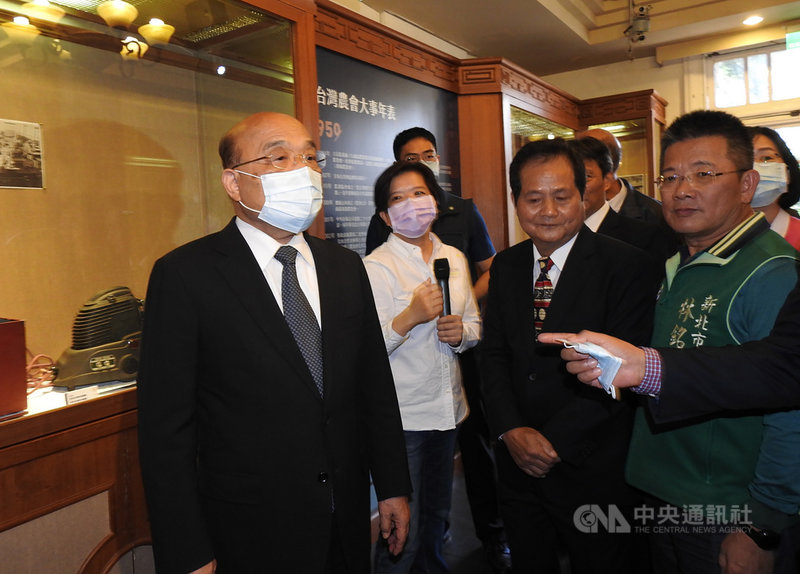 新北市三峽區農會歡慶120週年,25日舉辦慶祝活動,行政院長蘇貞昌(左)出席,並到三峽歷史文物館參觀「三峽區農會雙甲子回顧展」,仔細聽取導覽解說。中央社記者王鴻國攝 109年10月25日