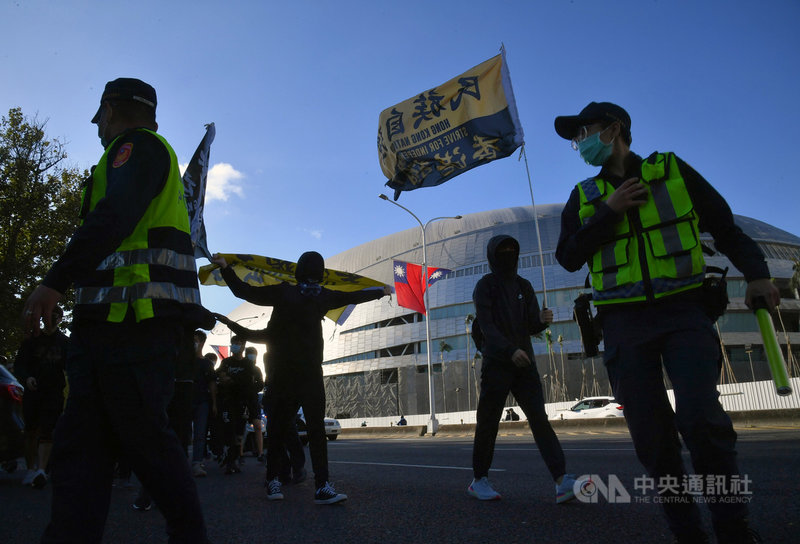 多個公民團體在台北發起台灣撐港遊行,25日下午登場,截至下午4時,主辦單位宣布參與民眾已達3000人次;警方也沿路在旁待命,並協助維護秩序與交通。中央社記者王飛華攝 109年10月25日