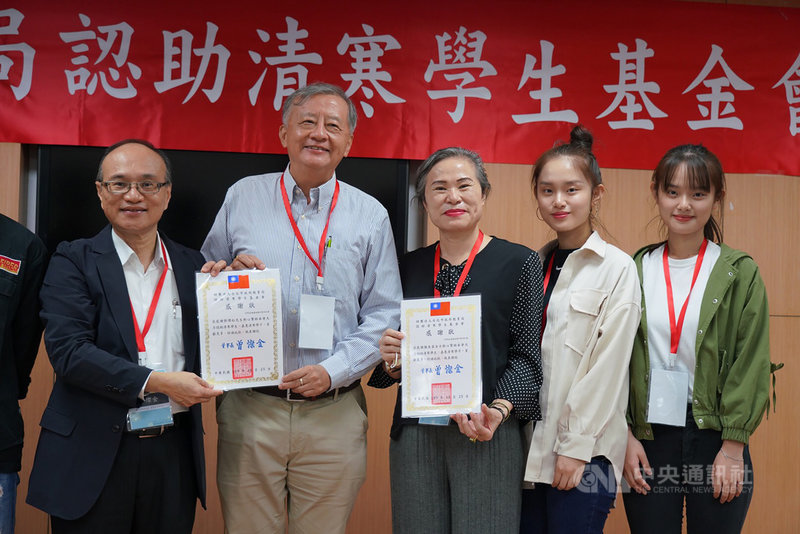 台北市教育局認助清寒學生基金會25日舉辦相見歡活動,悠遊卡公司與街口支付各捐助基金會新台幣50萬元,加入認助行列,教育局長曾燦金(左)頒發感謝狀。(台北市教育局提供)中央社記者李宛諭傳真 109年10月25日
