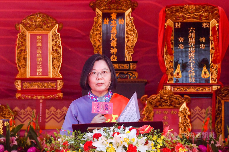 總統蔡英文25日出席「2020台北客家義民嘉年華主祭大典」時表示,客語復振絕對不是口號,而是客家子弟的重要承擔、是客委會和國家重要使命,也是她對鍾老(客家大老鍾肇政)的承諾;盼眾人全力推動客語復振,讓客家話和客家文化代代相傳。中央社記者鄭清元攝 109年10月25日