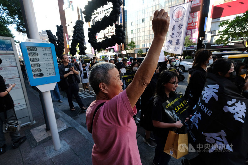 由香港邊城青年等公民團體發起的1025台灣撐港遊行,25日下午在台北舉行,遊行隊伍行經之處,不時有路人為遊行群眾加油打氣。中央社記者王飛華攝 109年10月25日