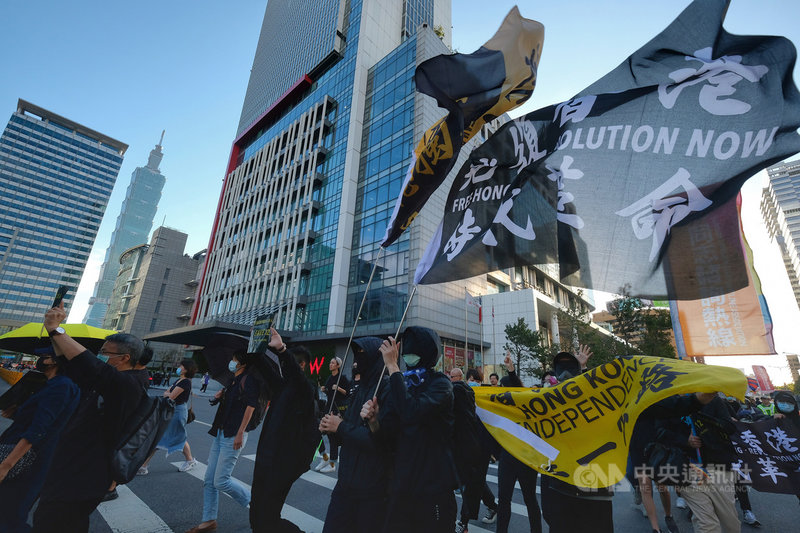 1025台灣撐港遊行25日下午在台北集結出發,不少參與民眾穿起黑衣到場,以實際行動為12名遭關押港人集氣,盼12名港人能儘速獲釋。中央社記者王飛華攝 109年10月25日