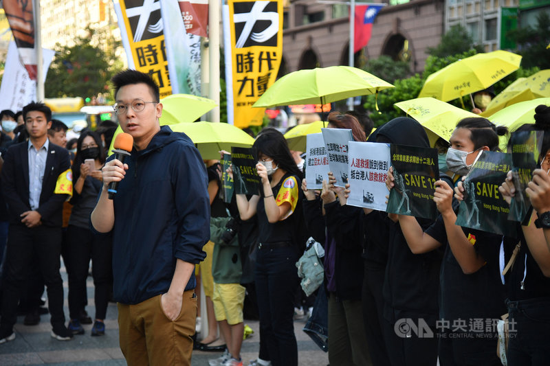 香港邊城青年等公民團體發起1025台灣撐港遊行,25日下午在台北登場,民進黨副秘書長林飛帆(前左)現身支持,致詞時表示,這12名香港人願意冒險離開家鄉,追求的是免於恐懼的自由、實現民主的自由,和實現夢想的自由,「就跟我們每個人追求的自由一樣」。中央社記者王飛華攝 109年10月25日