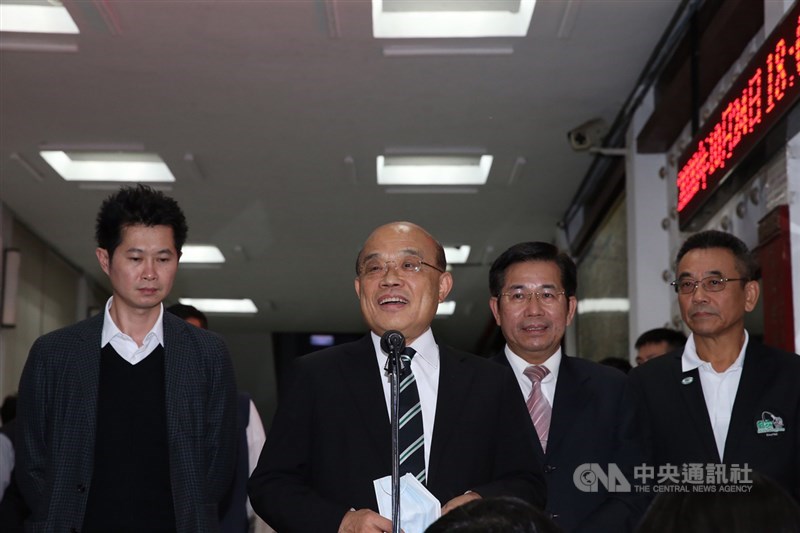 行政院長蘇貞昌(左2)24日晚間出席台大水牛橄欖球隊75週年慶活動,進場前受訪談水情。右2為教育部長潘文忠。中央社記者郭日曉攝 109年10月24日