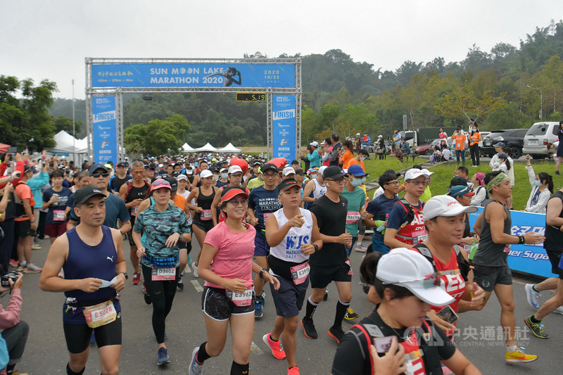 日月潭環湖馬拉松賽25日上午在向山遊客中心登場,吸引超過3000人參加,活動分為42公里、29公里、6公里健走組。(南投縣政府提供)中央社記者蕭博陽南投傳真 109年10月25日