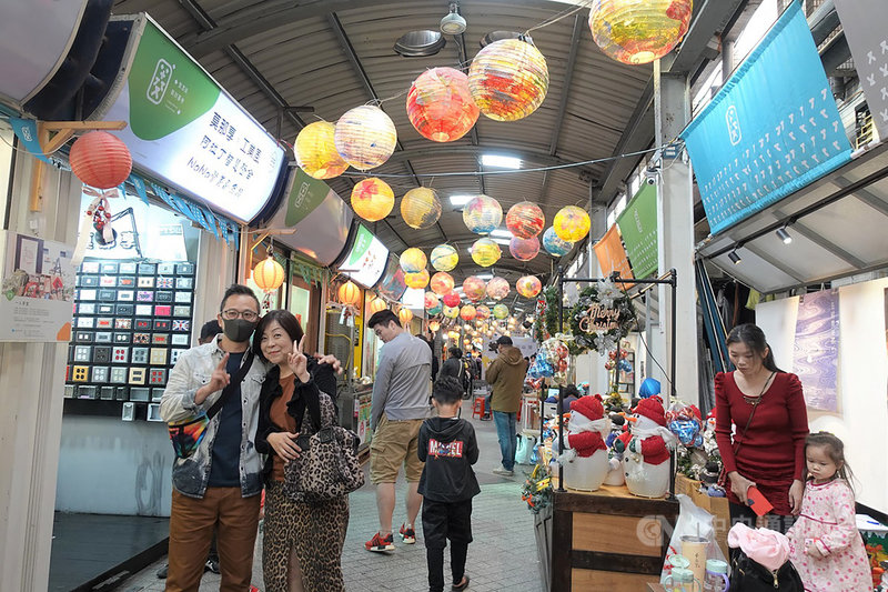 位於桃園市龍潭區的「菱潭街興創基地」開幕至今3年,前身是一處廢棄舊市場,如今成功變身為充滿各式青創品牌的特色街道。(中原大學提供)中央社記者葉臻傳真 109年10月25日