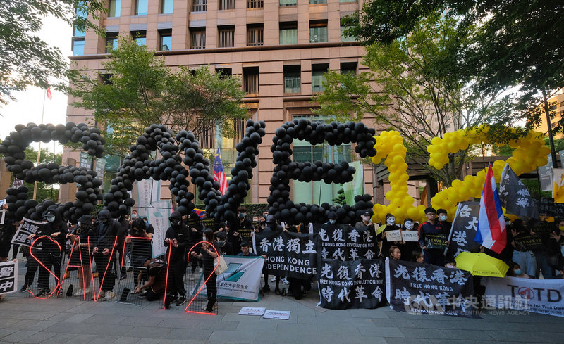 1025台灣撐港遊行25日下午從台北忠孝復興捷運站前廣場集合出發,一路前往香港經濟貿易文化辦事處,透過大型氣球裝置藝術、各式標語旗幟等,聲援12名遭中國當局關押的港人。中央社記者王飛華攝 109年10月25日