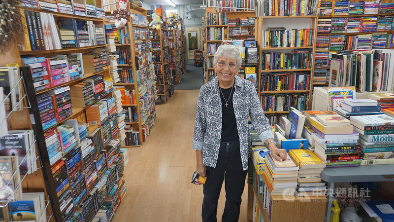 76歲的凱倫.克洛普(Karen Kropp)(圖)在洛杉磯郊區阿凱迪亞 (Arcadia)經營二手書店The Book Rack,受到在地居民支持。中央社記者林宏翰洛杉磯攝 109年10月25日