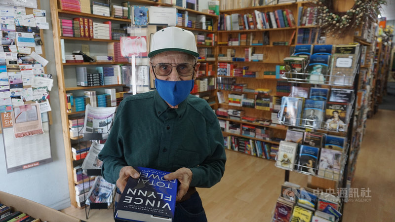 阿凱迪亞(Arcadia)居民派特.瓦倫蒂諾(Pat Valentino)(圖)是二手書店The Book Rack的忠實顧客。他稱讚店主凱倫最瞭解顧客的喜好,總能推薦好書。中央社記者林宏翰洛杉磯攝 109年10月25日