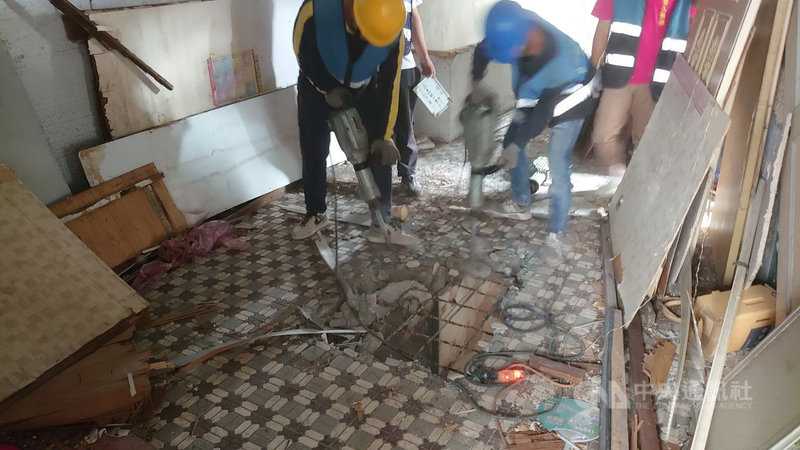 新北市府拆除大隊22日起到三重區一處2層樓加蓋3、4樓違建案執行拆除,但房東在1樓出入口加設鐵門,讓作業一度遇阻;由於1、2樓是合法房屋,為避免被告擅闖民宅,拆除大隊改在建物外側搭建施工鷹架,拆除人員藉施工鷹架順利進入,完成強拆。(新北市工務局提供)中央社記者王鴻國傳真 109年10月25日