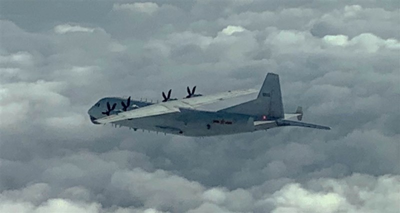 空軍表示,共軍一架運8反潛機25日侵犯台灣西南防空識別區,空軍除派遣空中巡邏兵力應對,也實施廣播驅離、防空飛彈追蹤監控。(圖取自國防部網頁mnd.gov.tw)