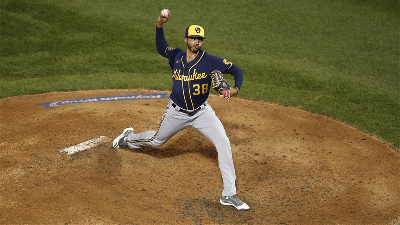 MLB 24日公布年度最佳救援投手獎得主,國家聯盟由密爾瓦基釀酒人隊菜鳥威廉斯拿下,威廉斯創下整季一次救援成功都沒有卻得獎的紀錄。圖為威廉斯8月14日出賽畫面。(美聯社)