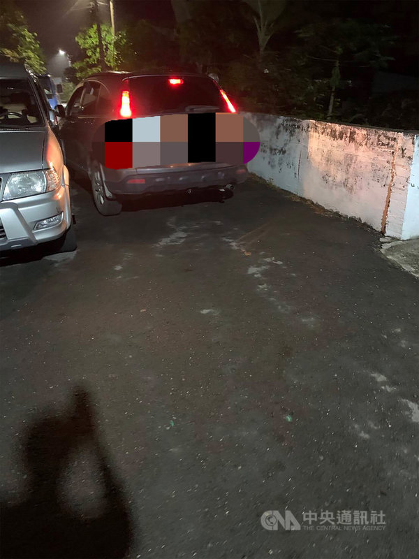 高雄市六龜警分局茂林分駐所50歲謝姓警員日前休假,晚間與朋友聚餐喝酒,返家竟酒駕,更不慎發生自撞車禍,擦撞停放路旁車輛。六龜分局25日表示,除依法移送謝員、記大過究責,也報請調整服務地區,加強列管考核。(六龜分局提供)中央社記者侯文婷傳真 109年10月25日