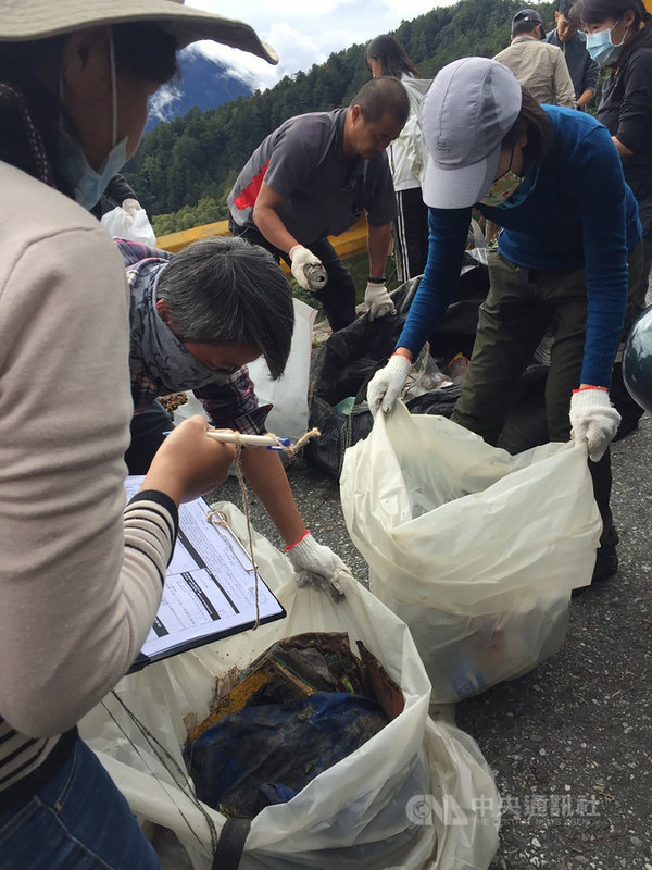 國旅市場蓬勃,中橫知名景點大禹嶺、武嶺等地人潮不斷,卻也帶來垃圾問題。花蓮林管處等單位24日號召志工到大禹嶺地區,以吊掛及徒手撿拾方式清理廢棄物,短短5小時清出235公斤垃圾。(戶外亦溯休閒運動社提供)中央社記者李先鳳傳真 109年10月25日