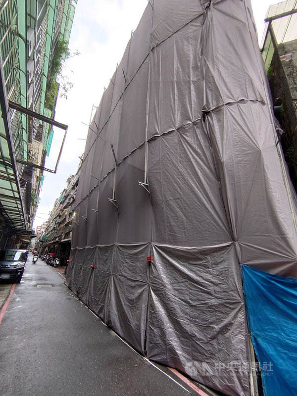 新北市三重區一名退休教師在2層樓建物加蓋3、4樓違建,市府報拆卻遇房東裝設鐵門阻擋進出,拆除大隊改搭鷹架攻堅,日前順利進場強制拆除。(新北市工務局提供)中央社記者王鴻國傳真 109年10月25日