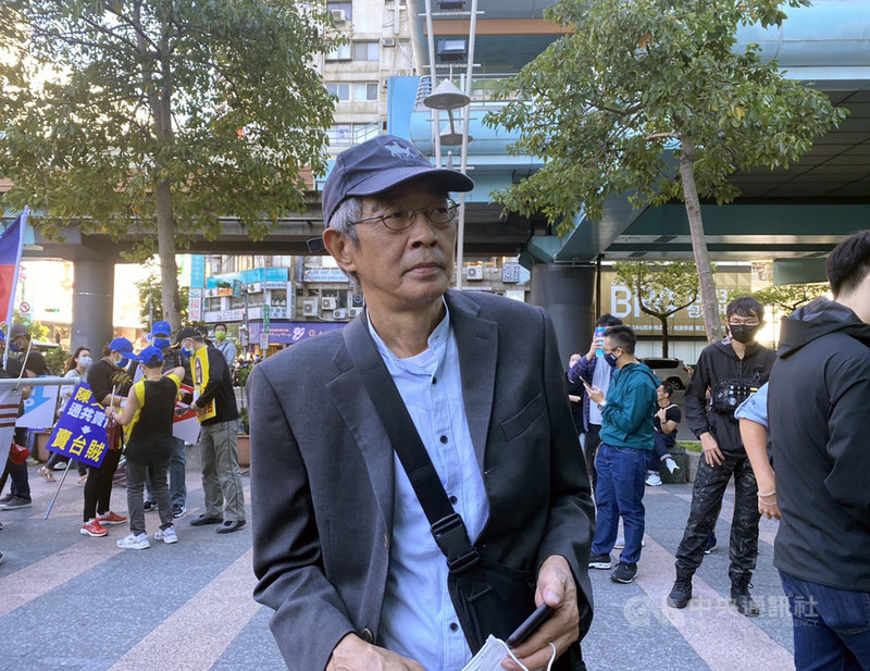 由香港邊城青年等公民團體發起的1025台灣撐港遊行,23日在台北忠孝復興捷運站集合;銅鑼灣書店店主林榮基也現身支持。中央社記者賴言曦攝 109年10月25日