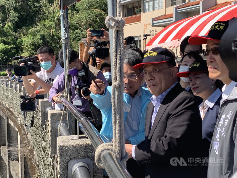 行政院長蘇貞昌(前右2)26日前往石門水庫,視察水情及抗旱整備應變狀況,並聽取水利署水情簡報。中央社記者葉臻攝 109年10月26日