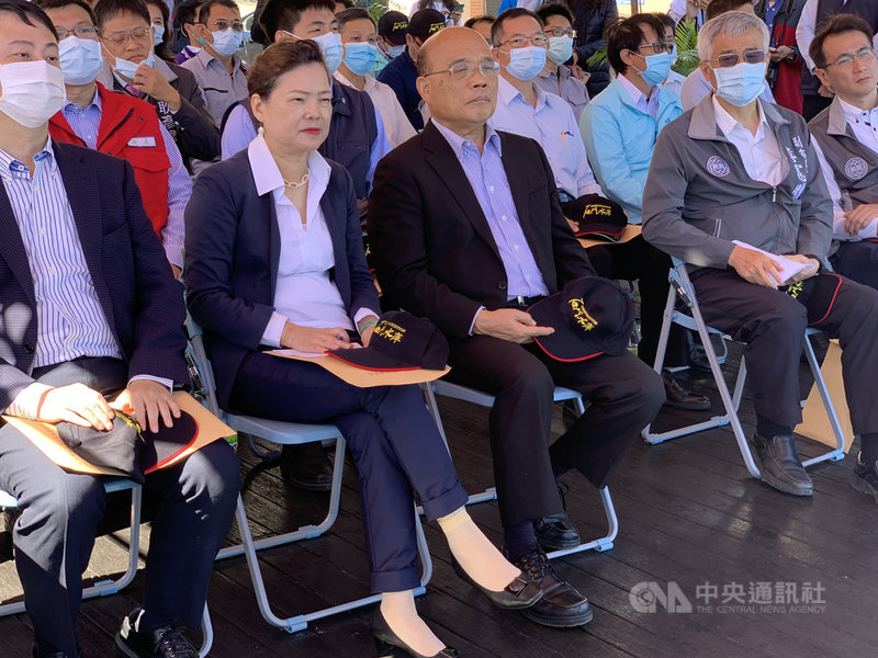 行政院長蘇貞昌(前左3)、經濟部長王美花(前左2)26日前往石門水庫視察水情及抗旱整備應變狀況,並聽取水利署水情簡報。中央社記者葉臻攝 109年10月26日
