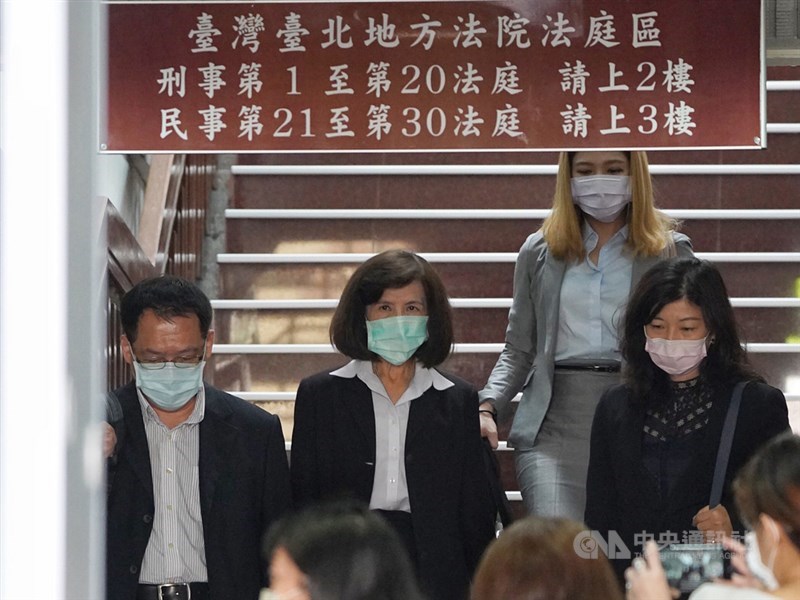 大同集團旗下中華映管投資中國華映科技19項承諾事項未揭露，大同公司董事長林郭文艷等被依違反證券交易法起訴。台北地方法院26日上午首度開庭，林郭文艷（中）出庭否認犯罪，強調從未簽署華映任何財報。中央社記者徐肇昌攝　109年10月26日