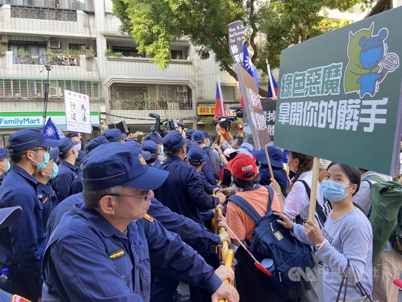 中天換照聽證會26日登場,在場外集會的挺中天群眾,下午突然要轉往行政院抗議,但因沒有申請遊行,遭警方阻擋,爆發推擠衝突。中央社記者陳俊華攝 109年10月26日