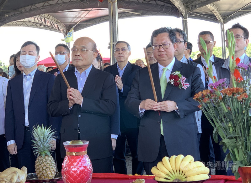行政院長蘇貞昌(前左)26日上午偕同桃園市長鄭文燦(前右)出席桃園會展中心統包工程開工典禮,上香祈福。中央社記者葉臻攝 109年10月26日