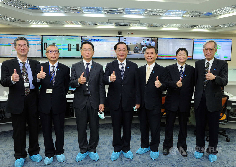 盤中零股交易26日上線,台灣證券交易所董事長許璋瑤(中)及總經理簡立忠(左3)親赴證交所機房視察。(證交所提供)中央社記者潘智義傳真 109年10月26日