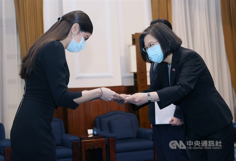 總統蔡英文(右)26日在總統府,接受尼加拉瓜新任駐台特命全權大使李蜜娜(Mirna Mariela Rivera Andino)(左)呈遞到任國書。中央社記者鄭傑文攝 109年10月26日