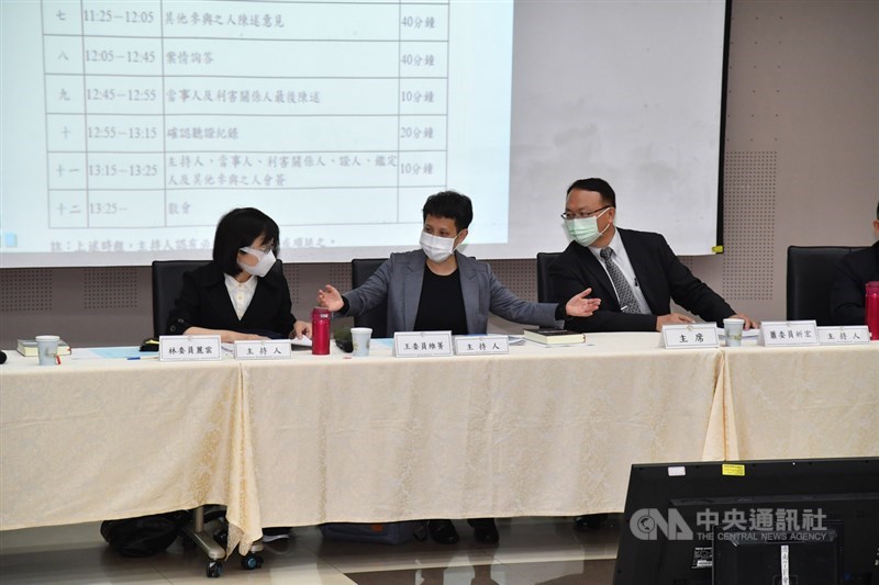 國家通訊傳播委員會(NCC)26日在台北舉行中天電視換照聽證會,這也是NCC成立14年以來,首次因為換照召開聽證會。主持人由NCC委員林麗雲(左起)、王維菁與蕭祈宏擔任。中央社記者王飛華攝 109年10月26日