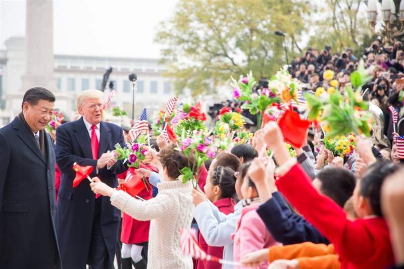 美國總統大選投票在即,有專家說,與美國兩強相爭的北京更盼望現任總統川普贏得選戰。圖為2017年11月9日川普(左2)赴北京出席雙邊會談時與中國國家主席習近平(左1)會面。(圖取自facebook.com/WhiteHouse)