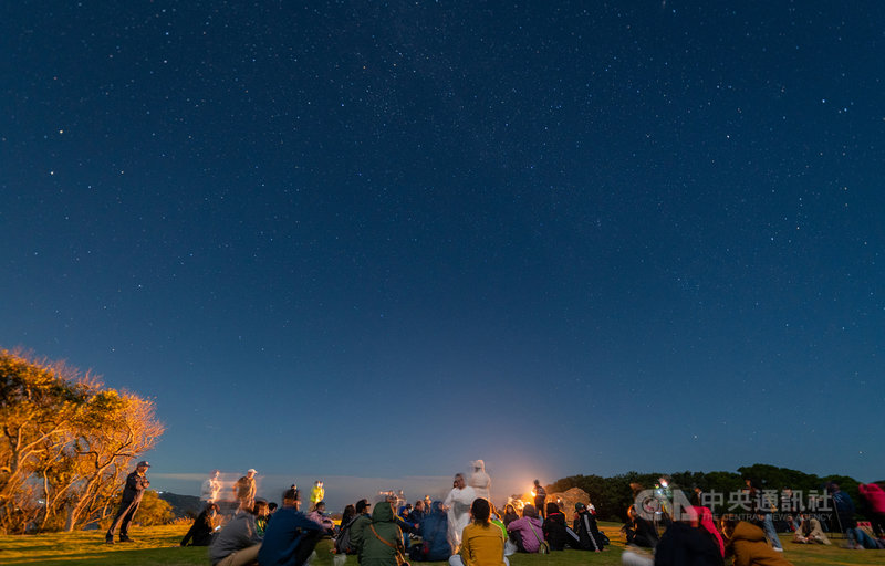 「大坵暗空之夜-動靜」體驗活動25日晚間在馬祖登場,參與者坐躺在大坵草皮上,感受自然風聲、蟲鳴和星空,由肢體藝術家與舞蹈工作者等的身體律動,帶領參與者共同體驗與自然共振的聲音肢體演出,引導觀眾沉浸在無邊際的大坵星夜。(陳鎮東提供)中央社記者邱筠馬祖傳真 109年10月26日
