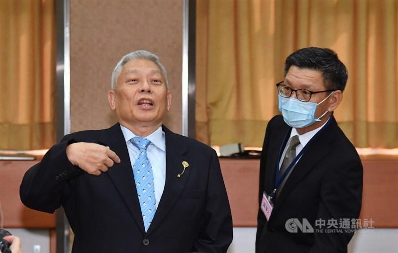 國家通訊傳播委員會(NCC)26日上午舉辦中天新聞換照聽證會,神旺投資董事長蔡衍明(左)出席。中央社記者王飛華攝 109年10月26日