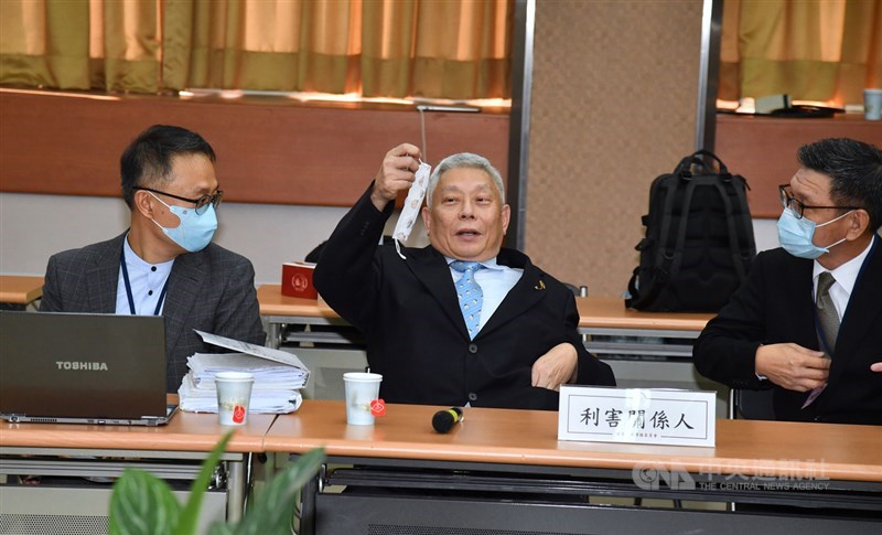 中天新聞換照聽證會26日舉行,神旺投資董事長蔡衍明(中)親自到場,並拿出口罩戴上。中央社記者王飛華攝 109年10月26日
