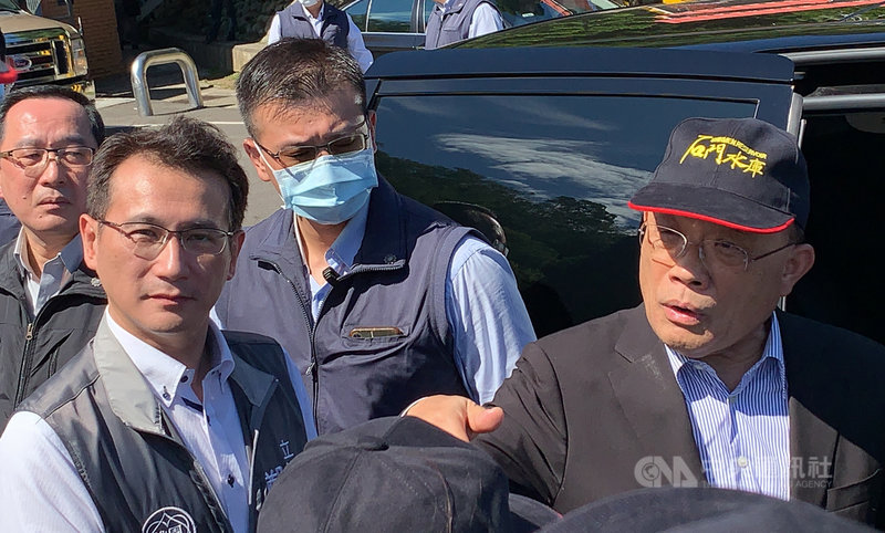 行政院長蘇貞昌(右)26日由民進黨立委鄭運鵬(前左)等人陪同視察石門水庫。中央社記者葉臻攝 109年10月26日