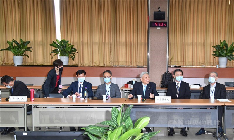國家通訊傳播委員會(NCC)26日上午舉行中天電視換照聽證會,神旺投資董事長蔡衍明(右3)、中天總經理林柏川(右1)等人出席。中央社記者王飛華攝 109年10月26日