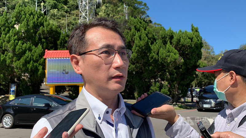 民進黨立委鄭運鵬(中)26日接受媒體聯訪表示,未來2022市長選舉,民進黨和大家都會一起來思考,成績做好,人民自然就會支持。中央社記者葉臻攝 109年10月26日