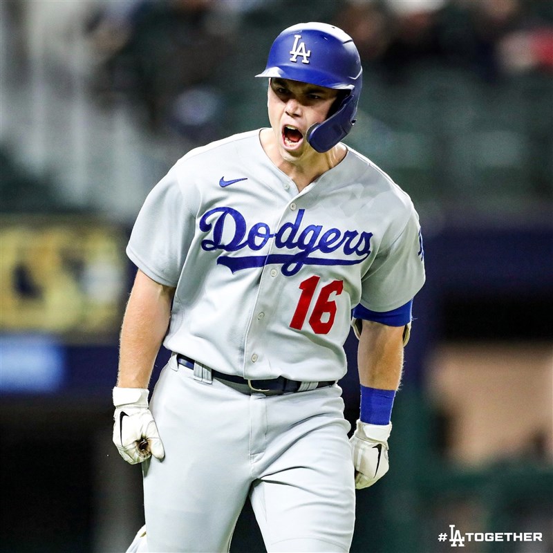 MLB世界大賽第4戰,勝券在握的洛杉磯道奇,24日因守備失誤而戲劇性輸球。捕手史密斯25日解釋情況,他當下不知道跑者跌倒,急著想要轉身觸殺。(圖取自twitter.com/Dodgers)