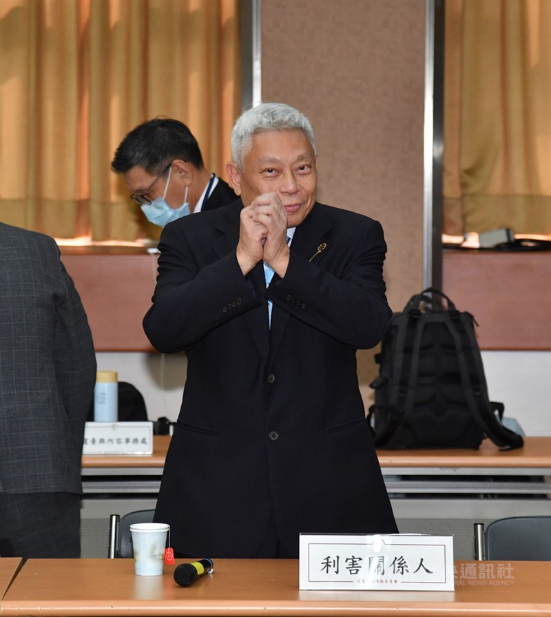 國家通訊傳播委員會(NCC)26日上午在台北舉行中天新聞換照聽證會,神旺投資董事長蔡衍明(前)現身,向媒體拱手致意。中央社記者王飛華攝 109年10月26日
