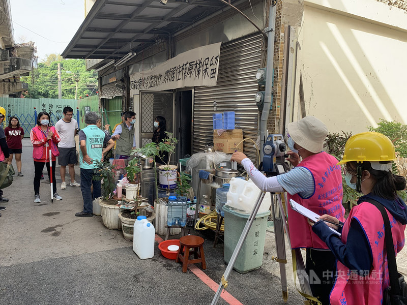 台南市地政事務所人員27日對台南鐵路地下化北區黃家2戶半拆戶進行鑑界,確認路權、樓梯位置等範圍。中央社記者張榮祥台南攝 109年10月27日