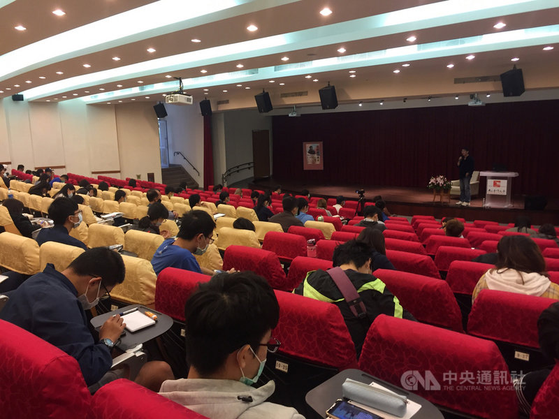 國立金門大學「通識領袖講堂」最近邀請縣籍導演董振良(台上)演講;他以作品「單打雙不打」為題,暢談他的金門電影創作歷程。中央社記者黃慧敏攝 109年10月27日